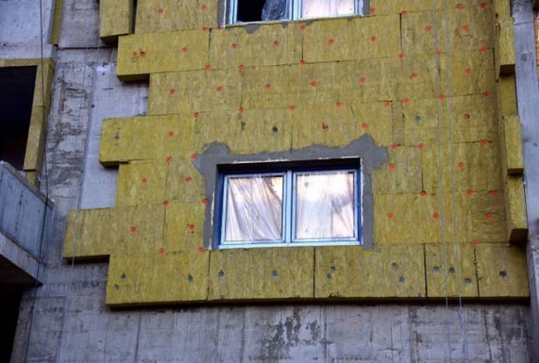 Чем можно утеплить дом снаружи недорого (фото и цены)