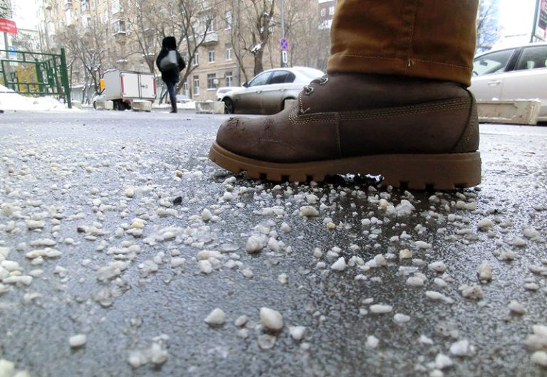 Антигололедные реагенты: применение и советы выбора