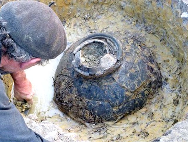 Кувшин с кладом серебряных римских монет Кувшин с кладом серебряных римских монет