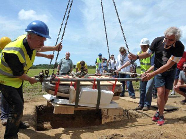 Ахеологи поднимают клад на поверхность Ахеологи поднимают клад на поверхность
