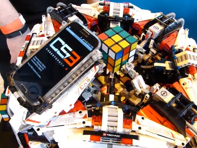 Робот - чемпион по спидкубингу - CubeStormer 3