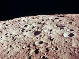 Фото поверхности обратной стороны Луны