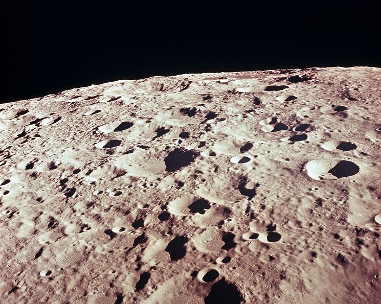 Фото поверхности обратной стороны Луны
