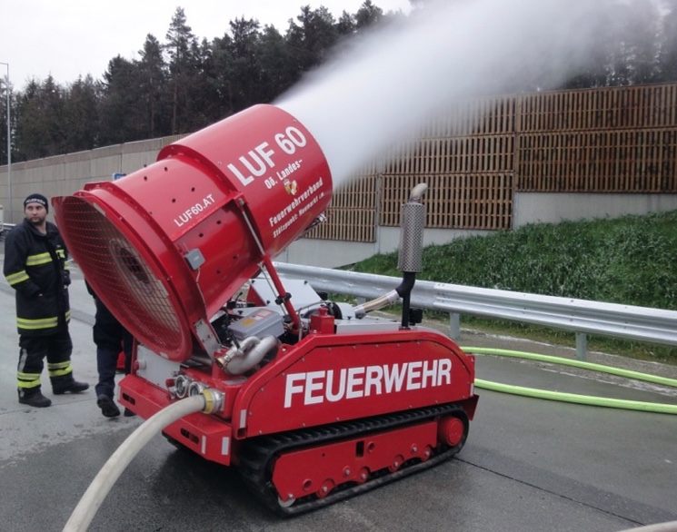 Беспилотный пожарный робот распыляет воду