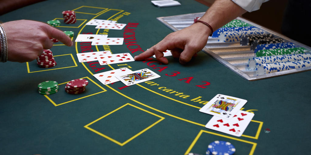 Блэкджек — самая традиционная и любимая карточная игра казино во всем мире