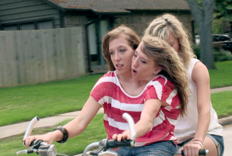 Близнецы эбби и бриттани на велосипеде