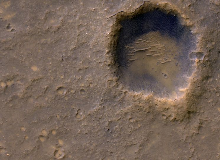 Кратер на поверхности Марса