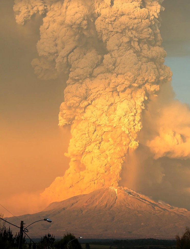 Фотография столба пепла и дыма при извержении вулкана