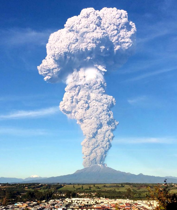 Огромный столб дыма и вулканического пепла