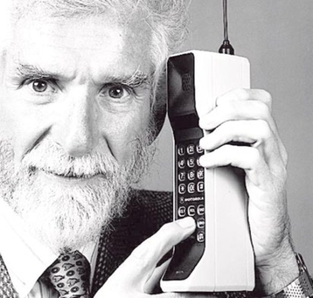 Motorola DynaTAC –так назывался первый в мире сотовый телефон