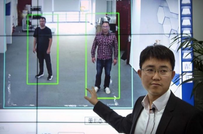 Слежение за китайцами по походке