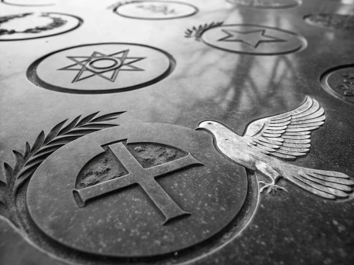 Символика мемориальных каменных фигур