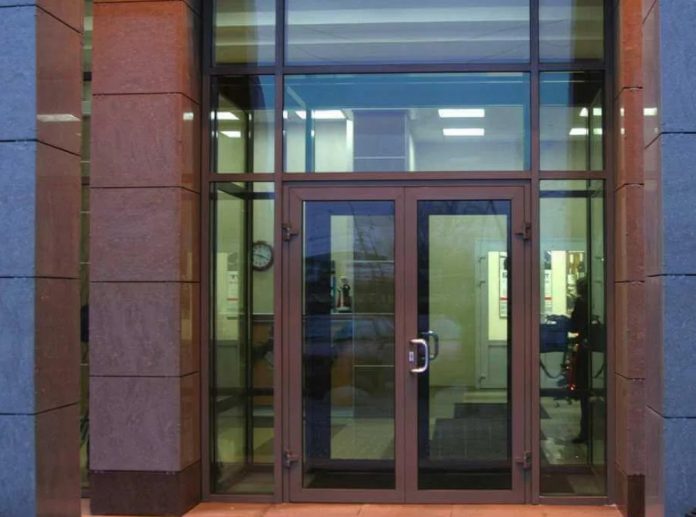 Алюминиевые двери от оконной компании Народные окна