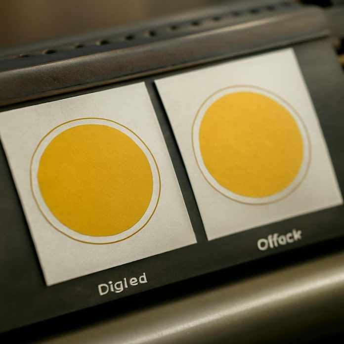 Сравнение цифровой и офсетной печати наклеек на оборудовании