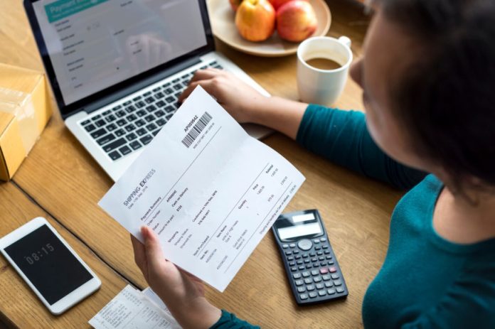 девушка переводит деньги