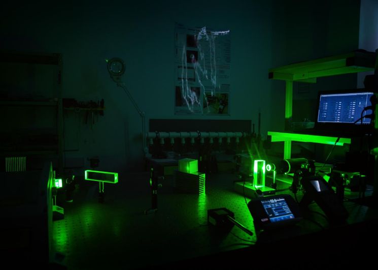 Испытание лазерной установки для точного измерения расстояния