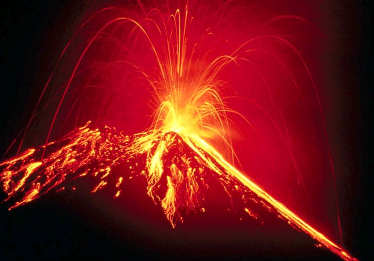 Лава, вырывающаяся из кратера вулкана во время извержения
