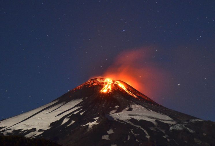 Ночная фотография извержения вулкана