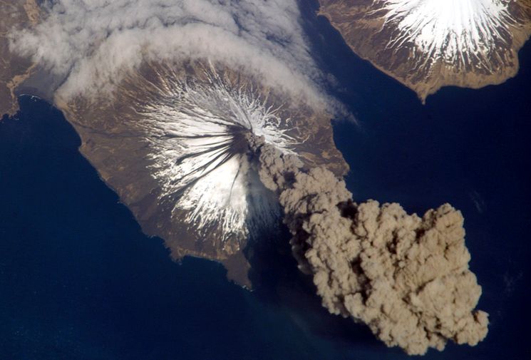 Извержение вулкана - выброс вулканического пепла и газов