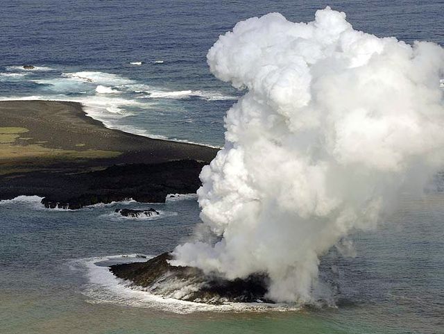 Извержение подводного вулкана в Тихом океане