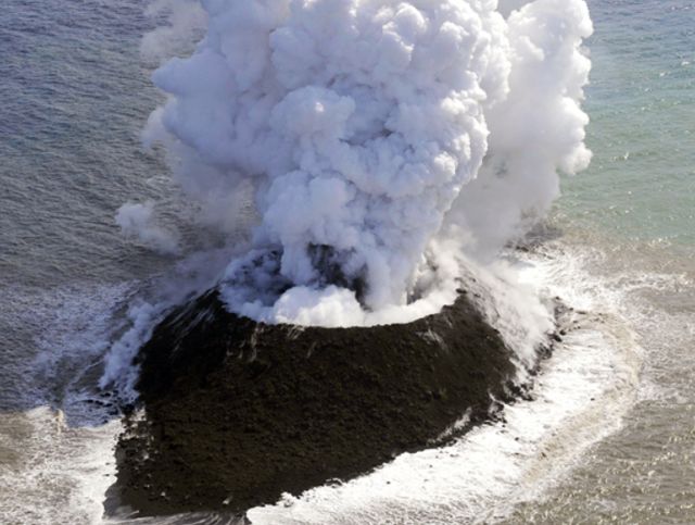 Образование вулканического острова в водах Японии