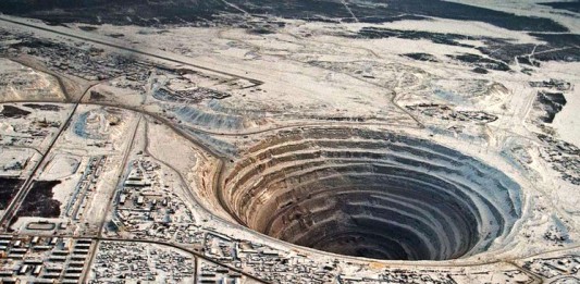 Поселок Мирный - карьер по добыче алмазов в Якутии