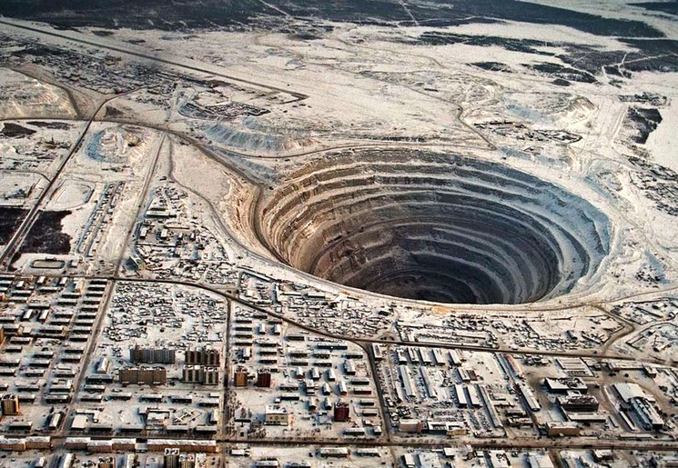 Поселок Мирный - карьер по добыче алмазов в Якутии