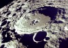 Лунный пейзаж - огромный кратер на поверхности