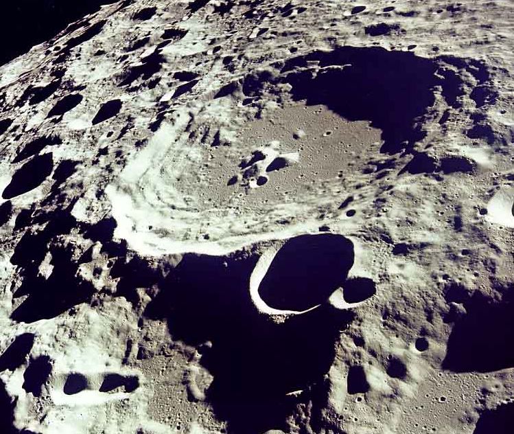 Лунный пейзаж - огромный кратер на поверхности