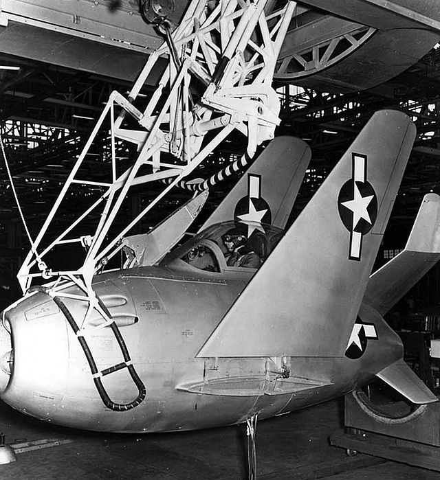 Истребитель F-85 перед загрузкой в бомболюк Истребитель F-85 перед загрузкой в бомболюк