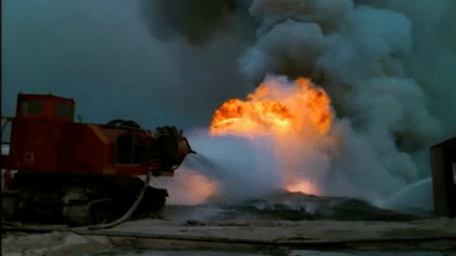 Процесс тушения нефти пожарным танком