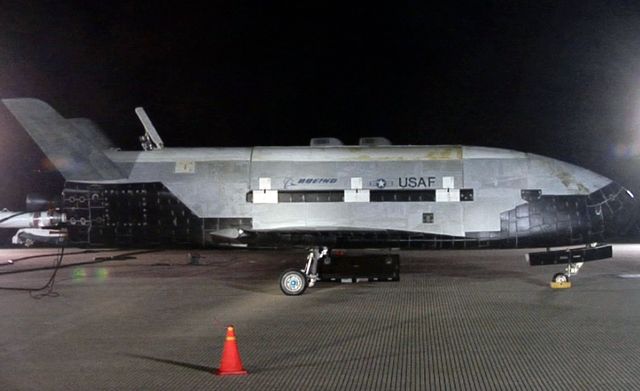 БЛА  Boeing X-37B на взлётно-посадочной полосе