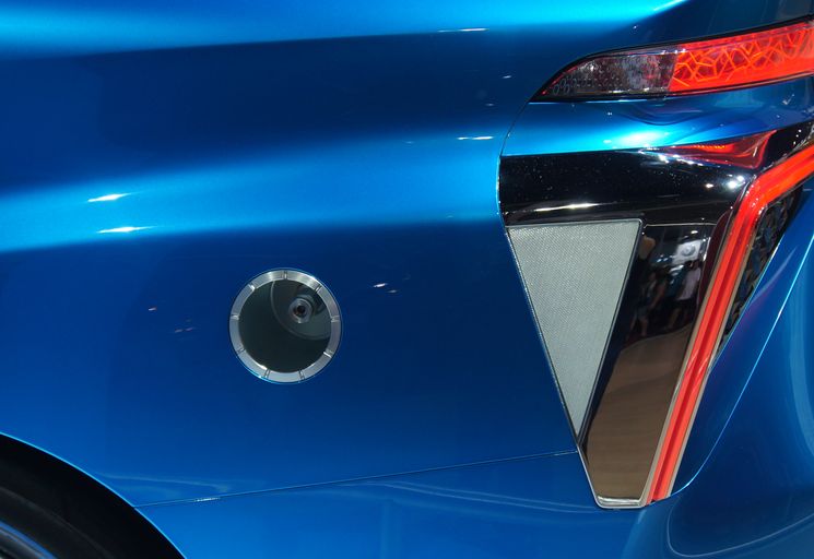 Toyota Mirai - серийный автомобиль на водороде