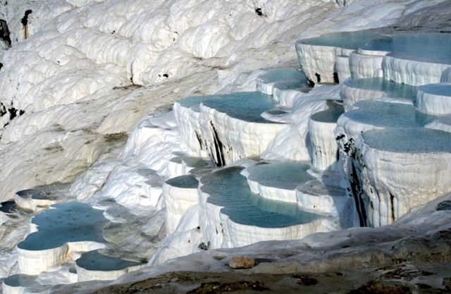 Естесственные каскады бассейнов Памуккале - турецкого курорта минеральных вод