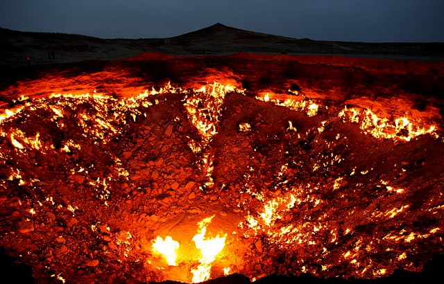 Горящий природный газ ночью напоминает вход в преисподнюю