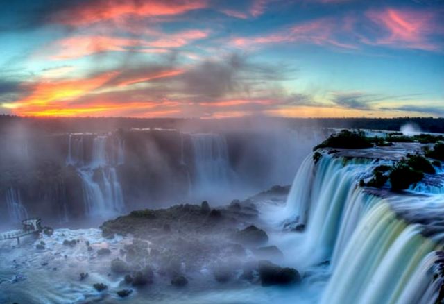 Игуасу - это комплекс красивейших водопадов на границе Бразилии и Аргентины